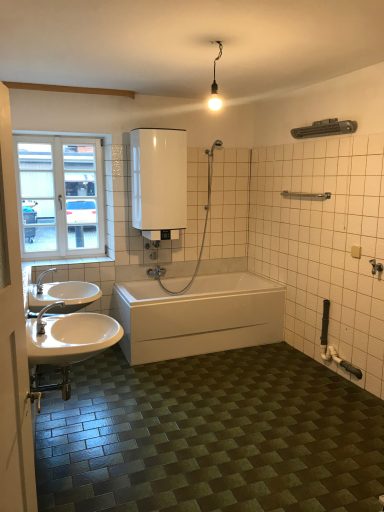 Badewanne und Waschtische vorher