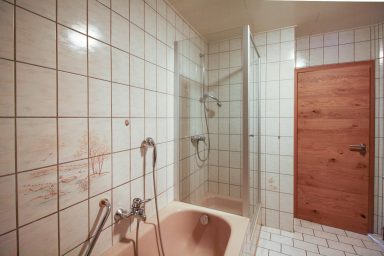 Hohe Dusche und Badewanne